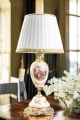 Lampe en céramique fine avec scène romantique de dame et chevalier, avec détails dorés, faite à la main.