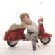 NININ - Porcelaine de Capodimonte, figure sur une vespa, élégance italienne.