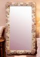 Miroir en céramique, décoré de roses, de cristaux Swarovski et de détails dorés, fait à la main.
