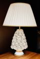 Lampe de table. céramique artistique, décorée de roses, de cristaux Swarovski avec des détails dorés.