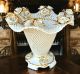 Vase en céramique de haute qualité, décoré de roses, de cristaux Swarovski et de détails dorés.