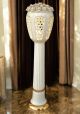Lampadaire, lanterne en céramique, agrémenté de roses, de cristaux Swarovski et d'or.