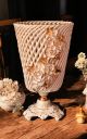 Vase en céramique fine, décoré de roses, de cristaux Swarovski et de détails dorés, fait à la main.
