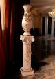 Vase avec colonne en céramique, décoré de roses, de cristaux Swarovski et de détails dorés.
