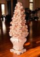 Lampadaire, en céramique, décoré de roses, de cristaux Swarovski et de détails dorés.