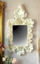 Miroir en céramique, décoré de roses, de cristaux Swarovski et de détails dorés, fait à la main.