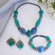 Parure raffinée avec d'authentiques perles de verre de Murano : collier, bracelet et boucles d'oreilles.