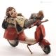TOTO - Arte Capodimonte, figurine sur une vespa, qualité intemporelle.
